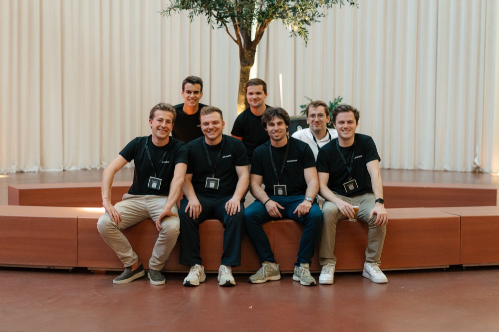 Het CityProof-team op een bank voor de olijfboom in de zaal